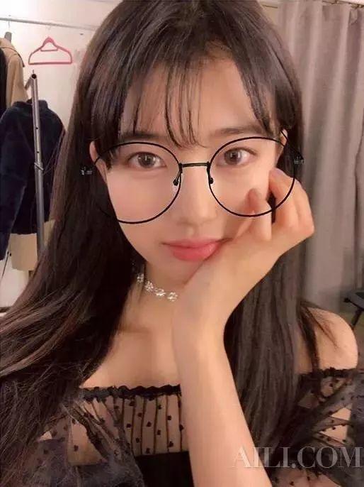 吃瓜眼镜妹情侣,甜蜜日常，趣味横生