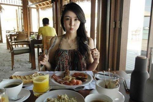 新婚吃瓜写真视频,新婚夫妇甜蜜吃瓜写真视频大揭秘