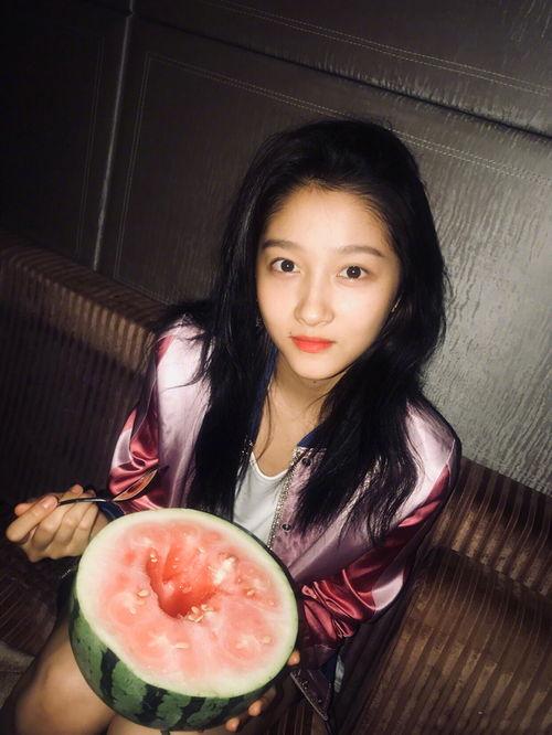 白鹿呵呵吃瓜图片