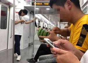 地铁上的吃瓜群众图片,吃瓜群众聚焦瞬间