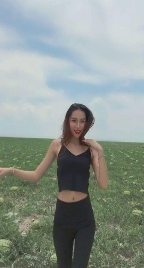 美女吃的小瓜,美女品味独特小瓜美食之旅