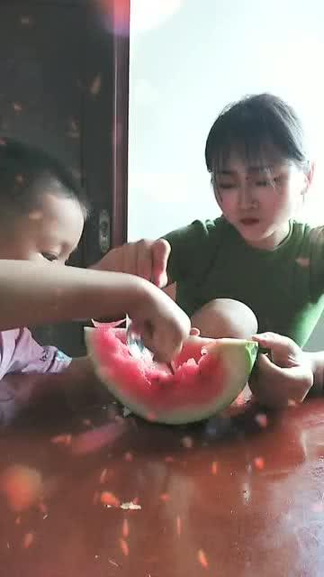 偷拍路上吃瓜,偷拍路上吃瓜者的众生相