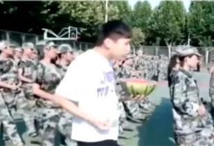 学长吃瓜诱惑新生,新生校园生活初体验揭秘