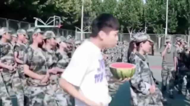 学长吃瓜诱惑新生,新生校园生活初体验揭秘