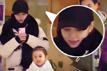 女子吃瓜撞门,意外引发网友热议